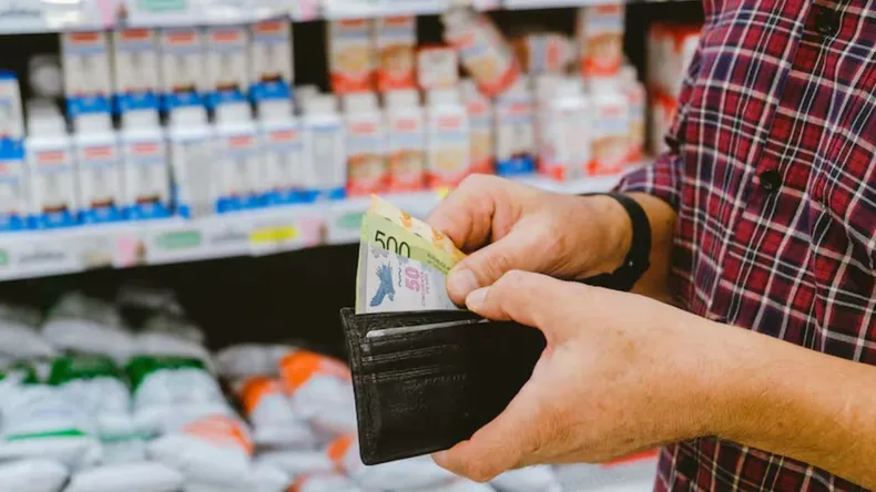 El consumo masivo se desplomó un 6,3% en febrero, con fuerte caída en supermercados