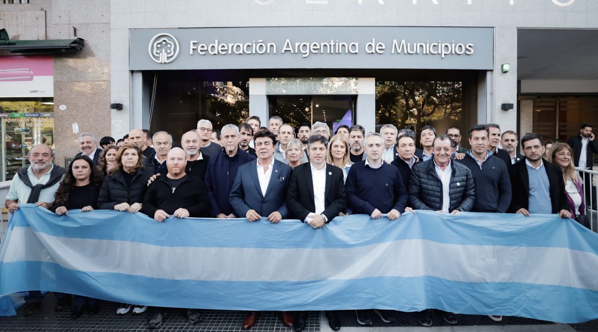 Axel Kicillof se reunió este miércoles con intendentes e intendentas que reclamaron en el Ministerio de Capital Humano por fondos adeudados por el Gobierno nacional en materia de asistencia alimentaria.