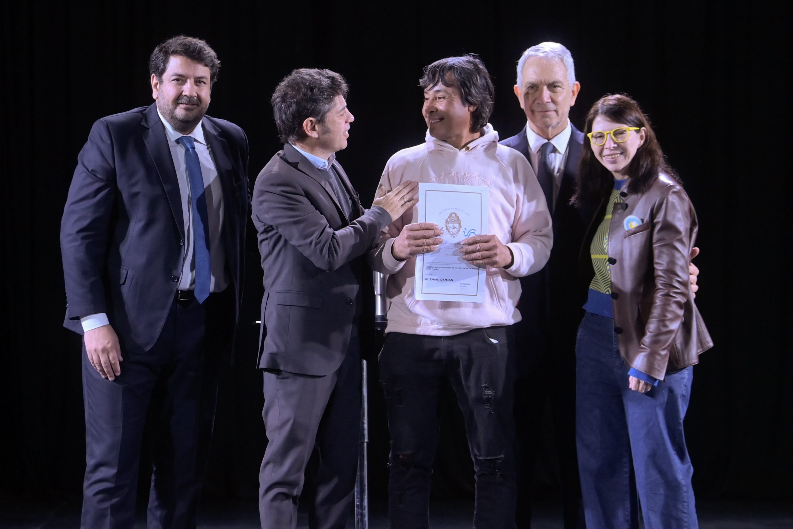 Kicillof entregó escrituras gratuitas a familias de La Plata