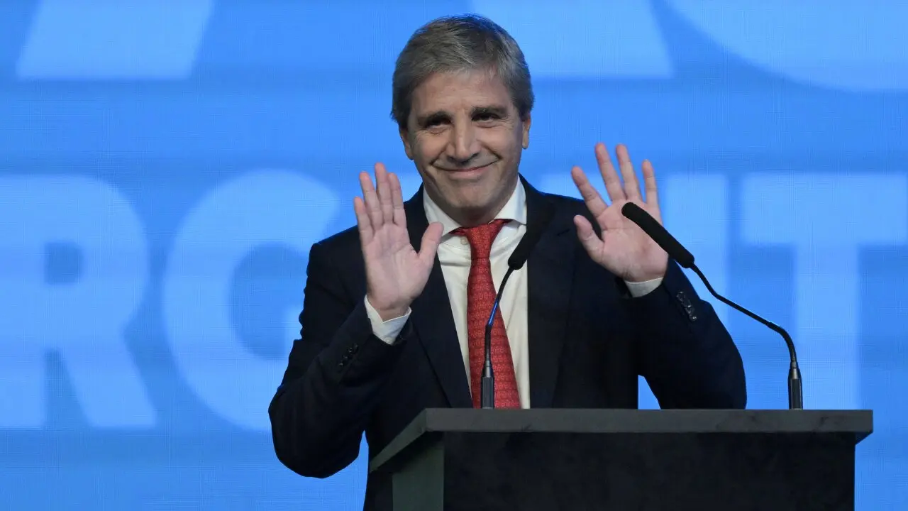 El patrimonio de Luis Caputo creció 117% en dólares desde 2023 y casi 70% está en el exterior
